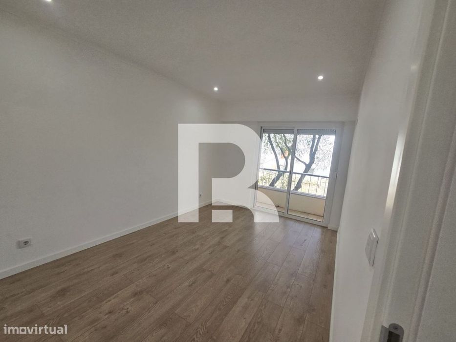 Apartamento T2 com varanda totalmente remodelado na Venteira