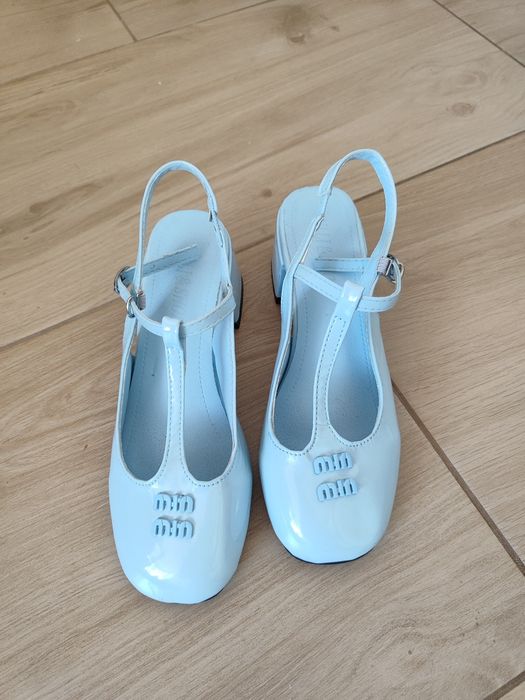 Блакитні туфлі, каблук