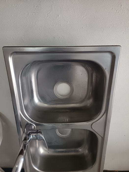 Pia de cozinha com duas pias e torneira