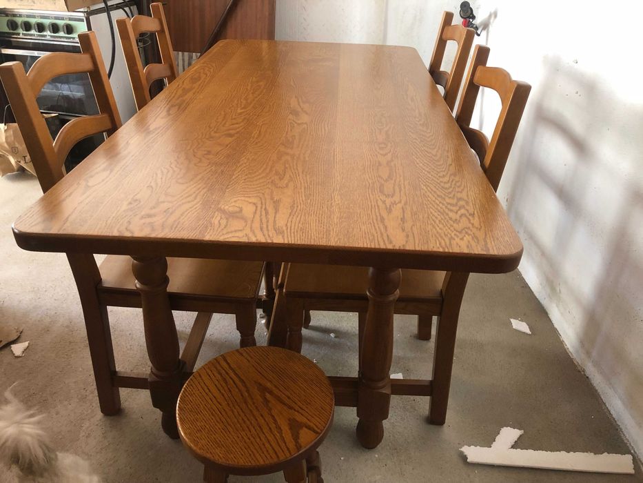 Conjunto de mesa, 4 cadeiras e 2 bancos em carvalho francês