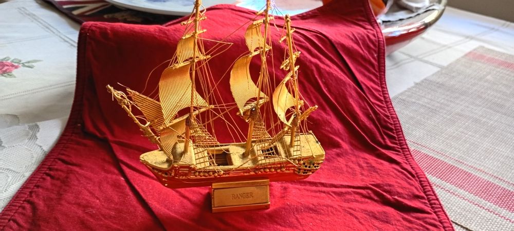 Caravela miniatura latão