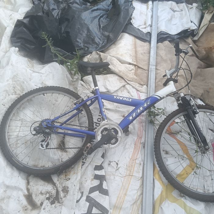Bicicleta, tampa de saniamento, banca de cozinha