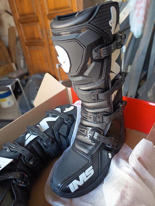 Vendo um par de botas de moto cross n'43 , novas