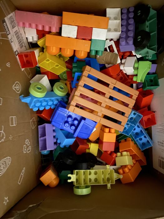 Pudlo klocków kolorowych