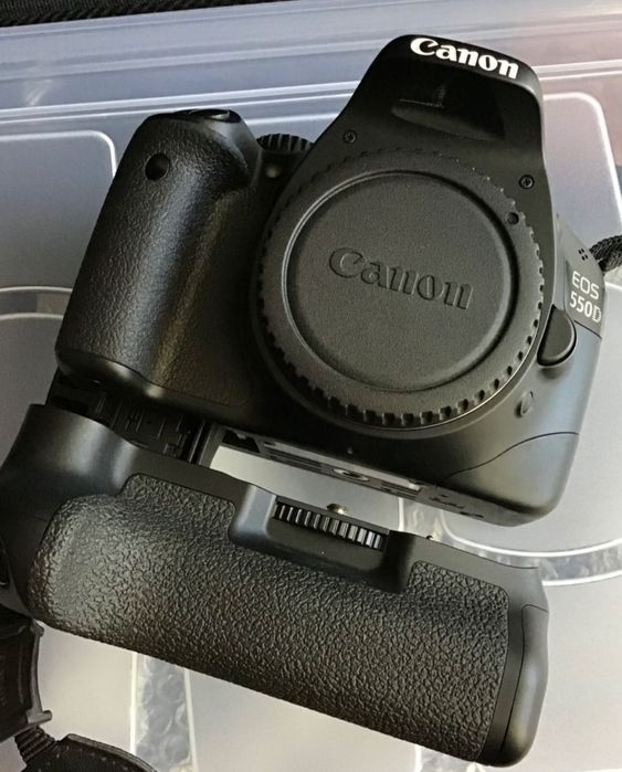 Canon- Corpo 550D e punho Canon, como Nova. Excelente estado.