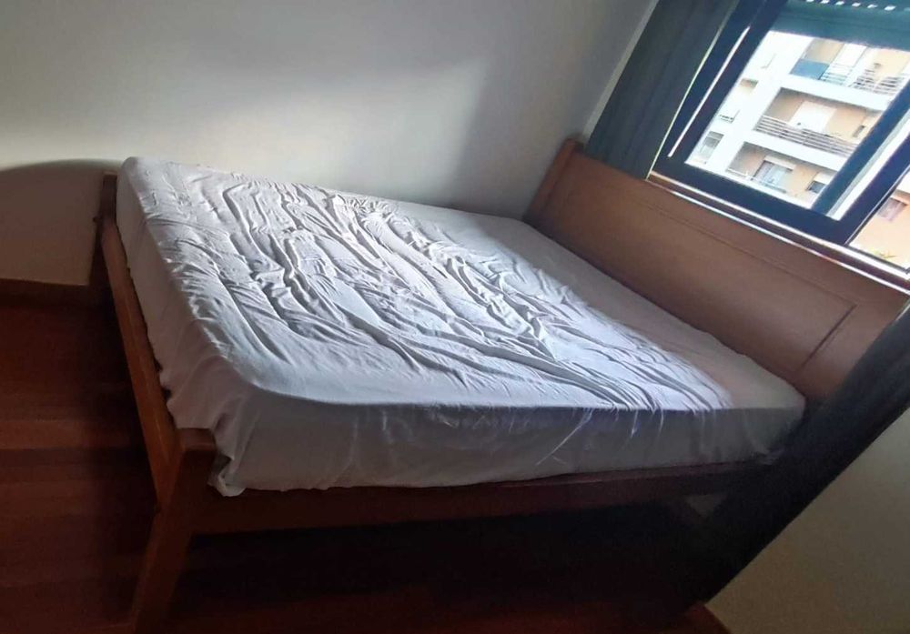 Mobília de Quarto de Casal Completa (Cama 140x190 + Colchão + 2 Mesinhas)