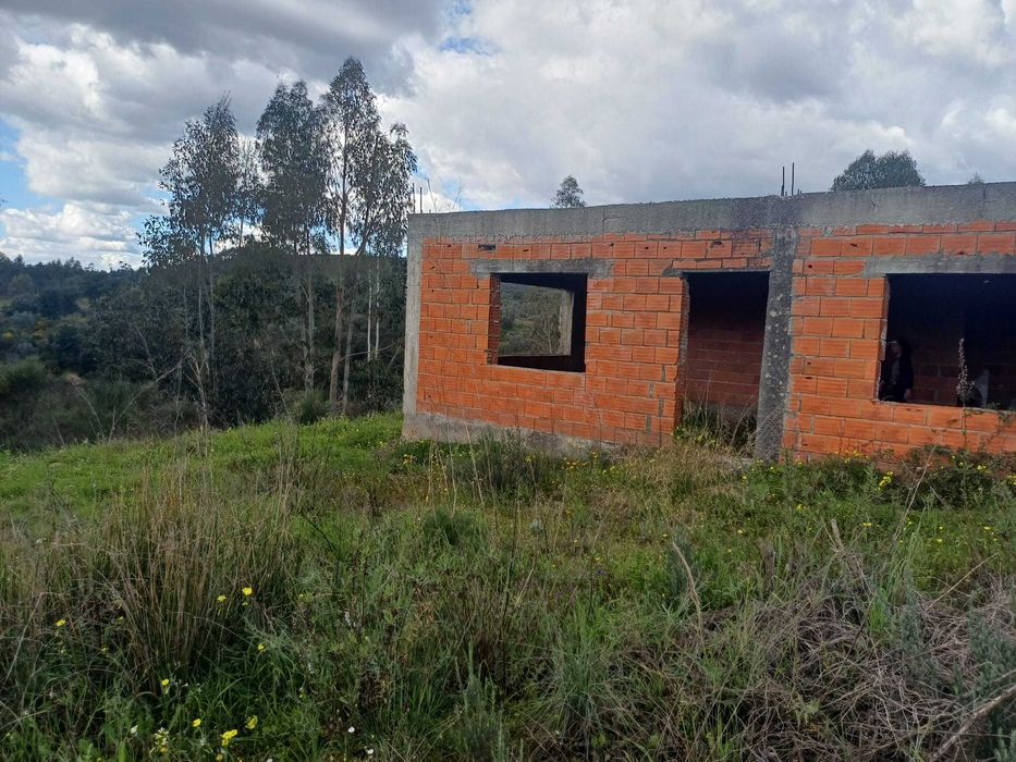 Terreno com inicio de construção no Gavião