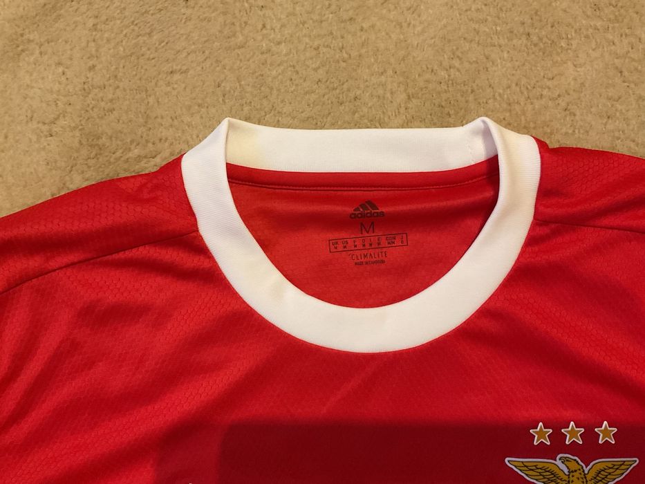 Camisola da Adidas do Sport Lisboa e Benfica assinada pelos jogadores