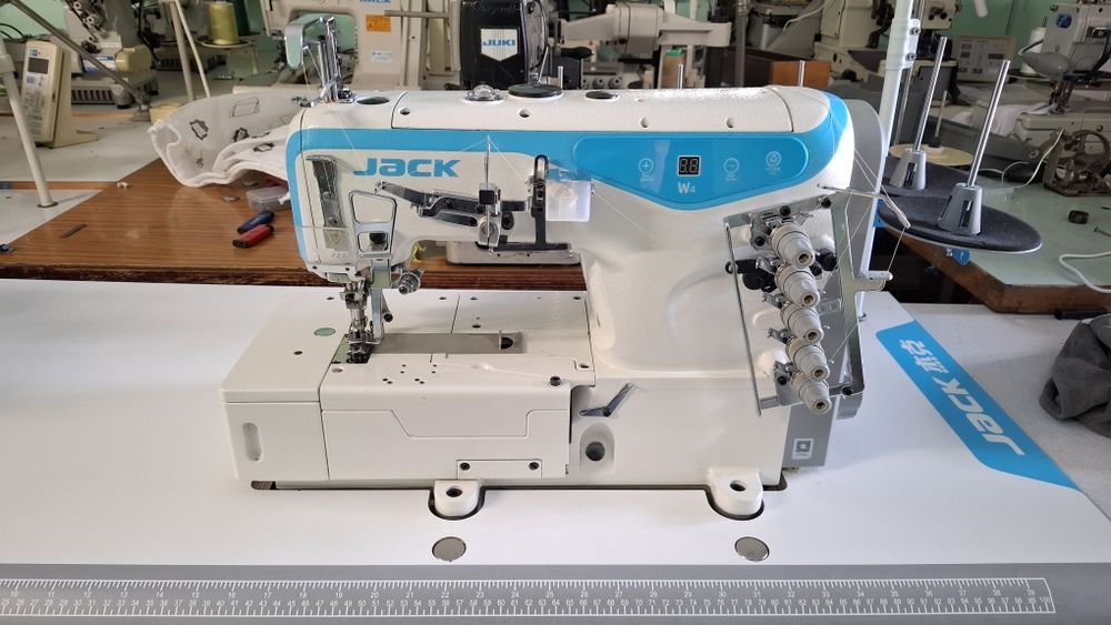 Швейна машина автомат Jack A4F, оверлок Jack C5F. Електронна петельна Juki LBH-1790 та закріпочна. Прямострочки Bruce з серводвигуном