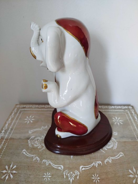 Linda Escultura em Porcelana, base em madeira