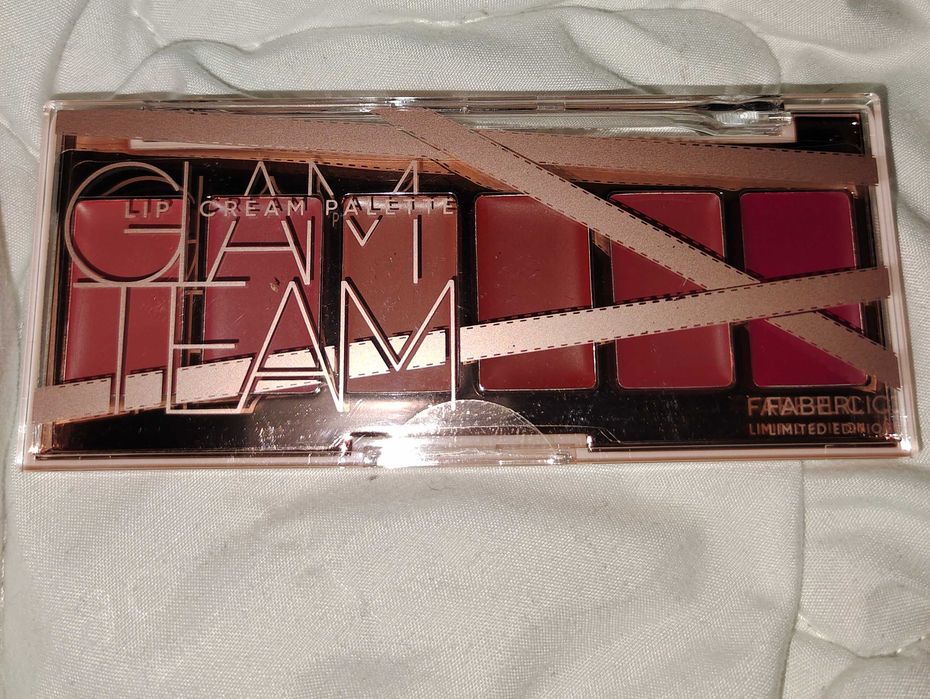 Paleta soczystych pomadek Glam Team.