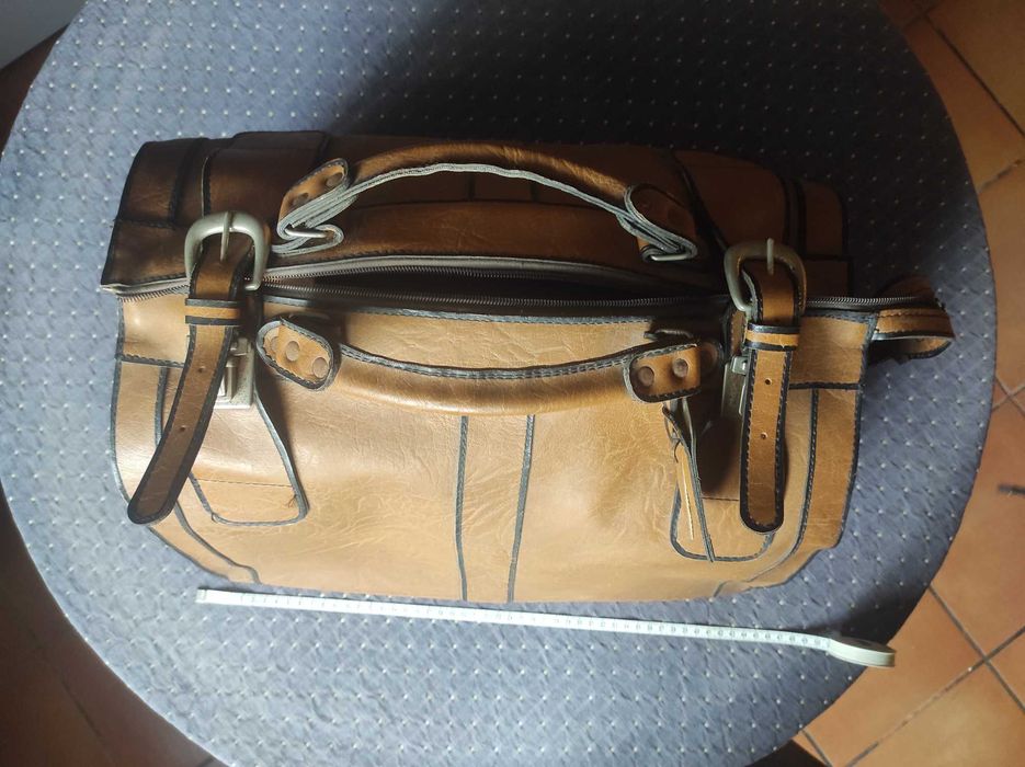 Antiga mala de viagem em pele