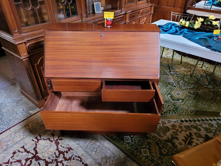 Wooden desk with signs of use but perfectly functional64409358206467124