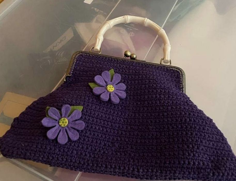 Mala artesanal brasileira em roxo