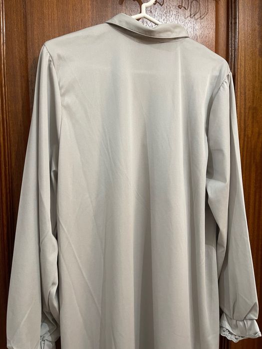 Camisa de noite em cetim cinzenta