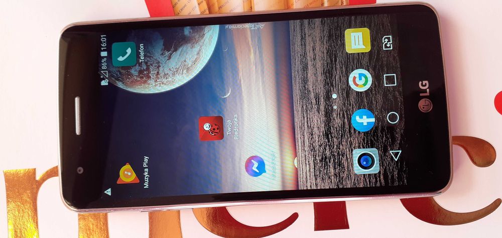 Telefon LG K8 w dobrym stanie.