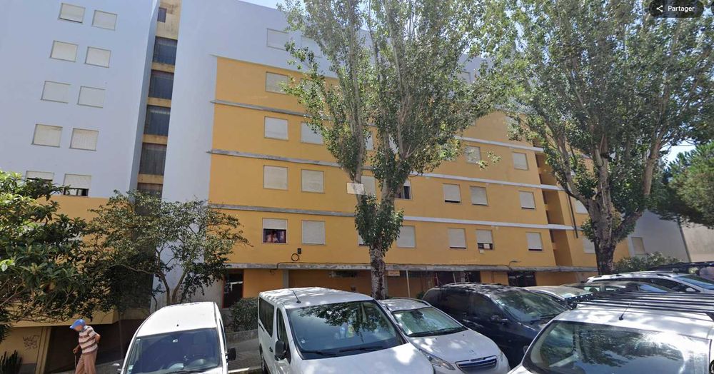 vendo casa em frente a junta de freguesia de massama e monte abraao