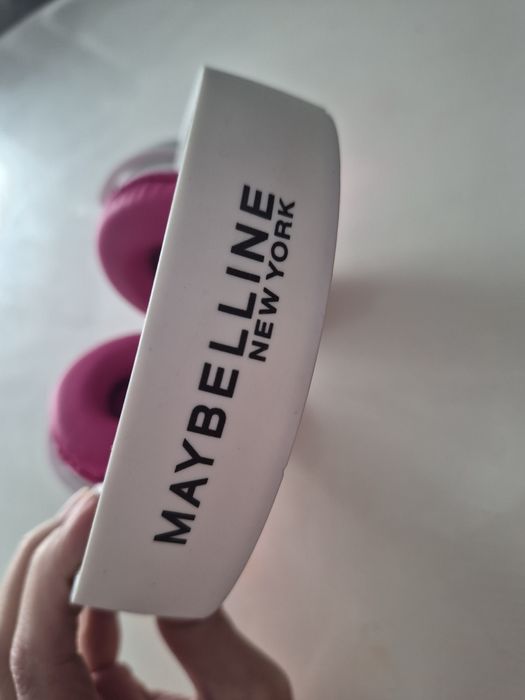 Бездротові навушники Maybelline New York з Bluetooth-з'єднанням.