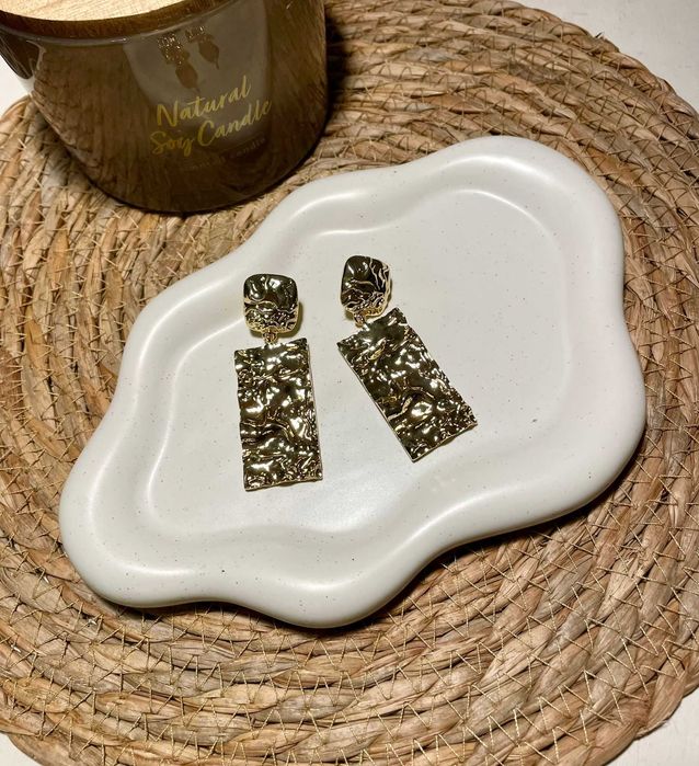 Nowe w złotym kolorze kolczyki wiszące