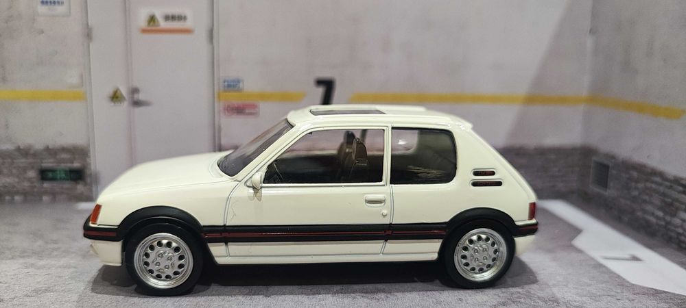 Carro Miniatura Peugeot 205 GTI - em escala 1:43 - Oferta ENVIO