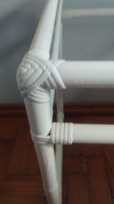 Mesa de Apoio lacada com Vidro. Óptimo estado 10€