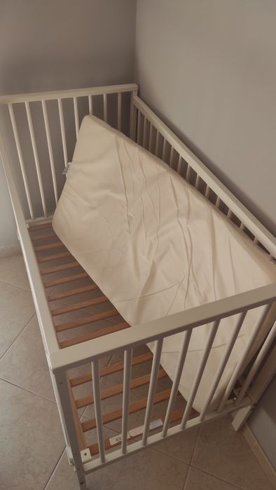 Cama de Bebe branca com colchão e estrado