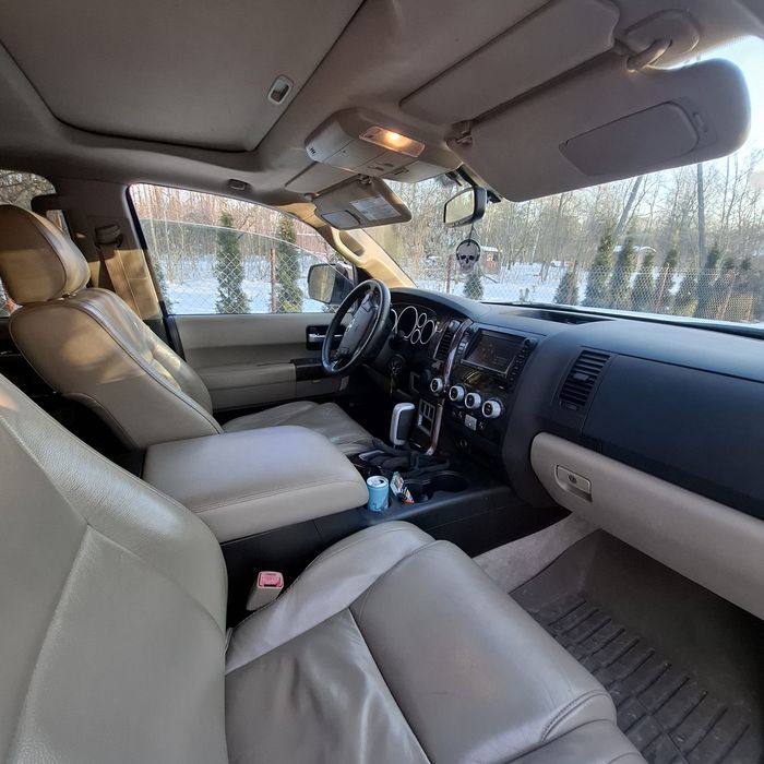 Toyota Sequoia  5.7 v8