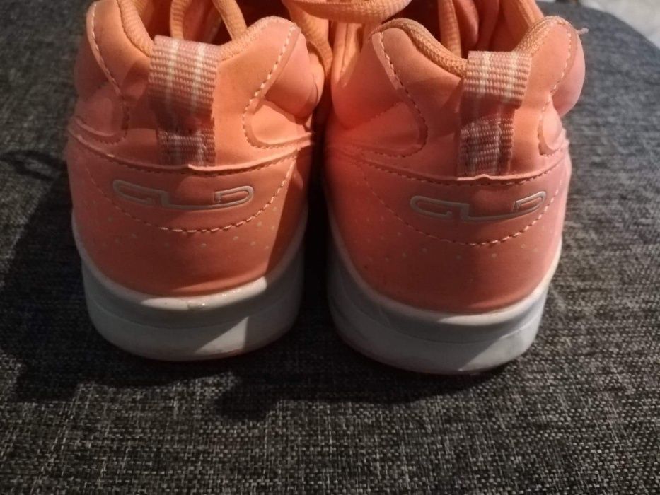 Buty sportowe damskie