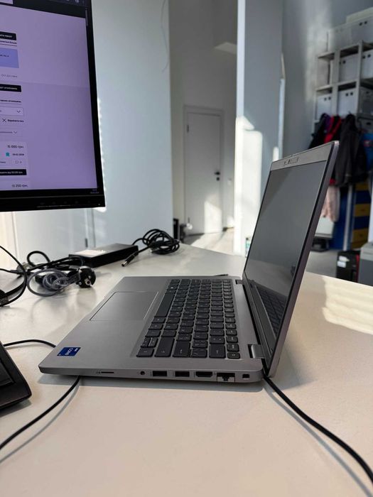 Компактний та легкий, зручний для подорожей і роботи Dell є кількість