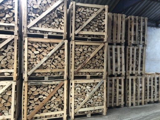 Drewno suche polupane gotowe do palenia