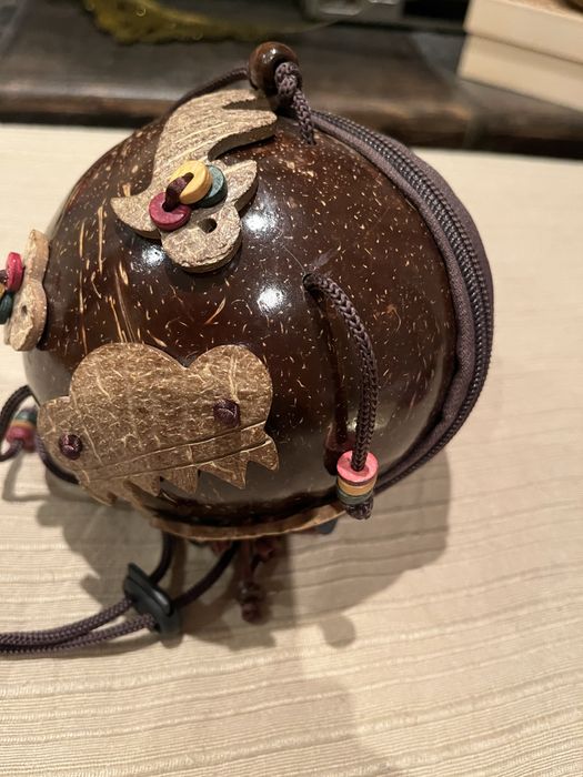 Mala africana feita de casca de coco