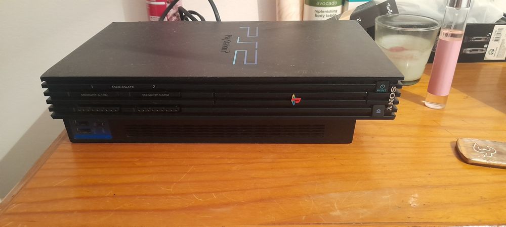 Playstation 2 em bom estado, guardada ha 2 meses. Ja nao me interessa