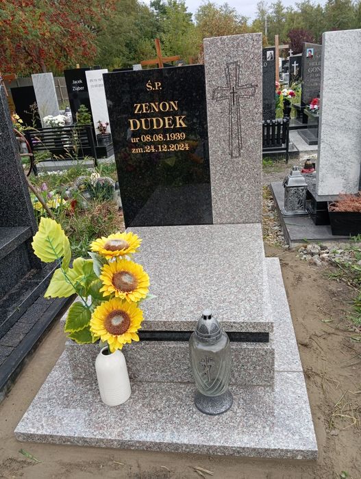 Nagrobki od 5000 .zł  Z literami i wazonem .