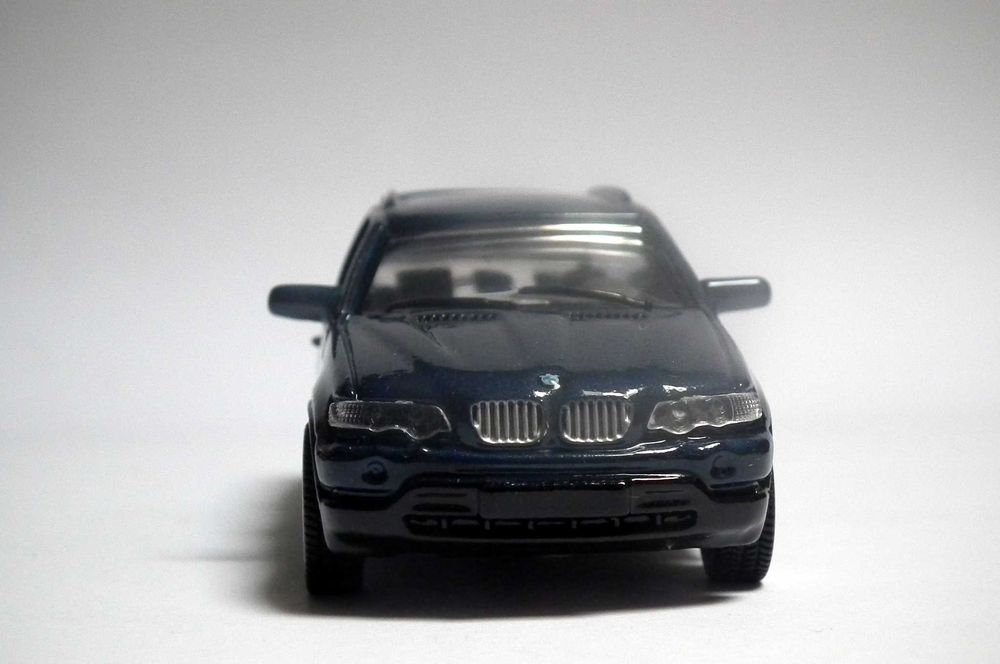 Miniatura BMW X5 (E53) em caixa. Envio grátis.