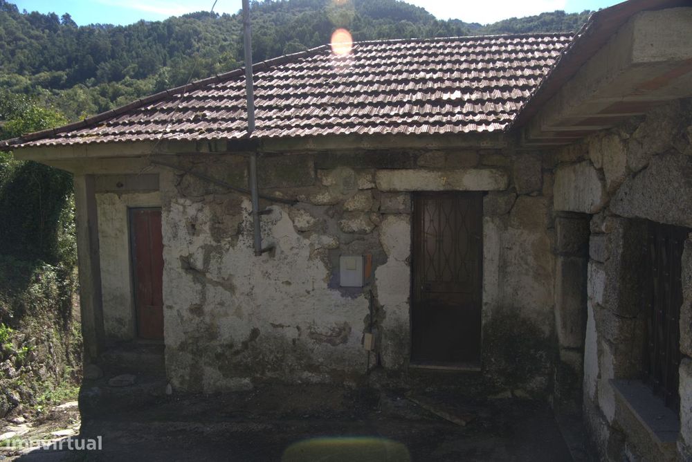 Moradia de Pedra com Terreno – Chamoim, Terras de Bouro