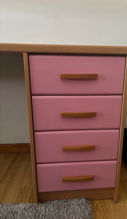 Secretária de madeira com gavetas