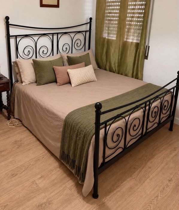Cama  de casal em ferro como nova