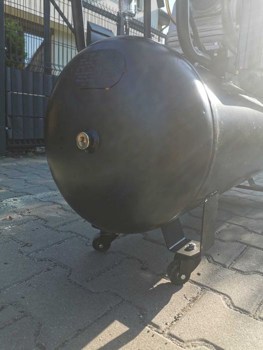 Kompresor olejowy sprężarka 150L NOWY powystawowy, 400v 4,2kW 3tłoki 670l/min CYKLON 2x separator