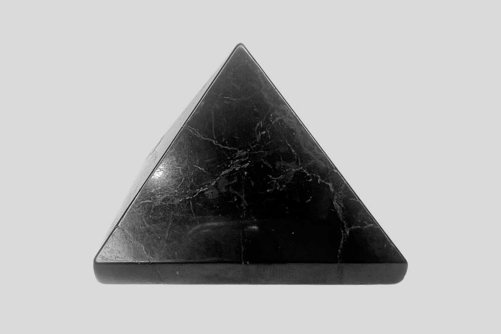 Пирамида полированная из натурального ШУНГИТА (7 см). Піраміда ШУНГІТ.