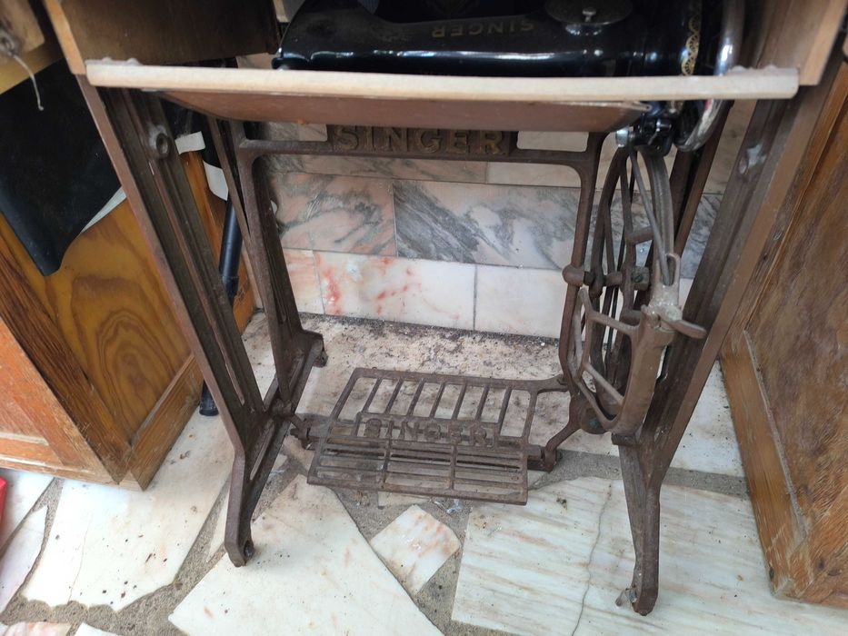 Máquina de cozer com mesa antiga