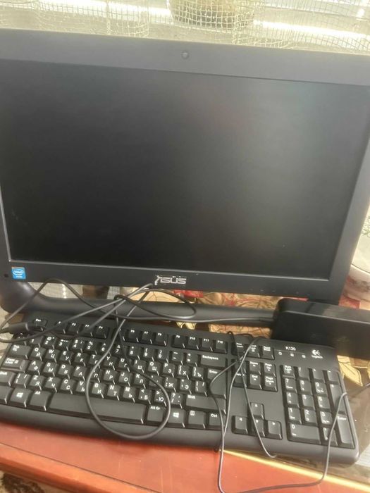 Моноблок ASUS з блоком живлення.