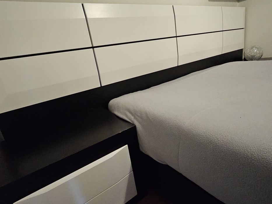 Cama de Casal com Estrado e Mesinhas de Cabeceira (Sem colchão)