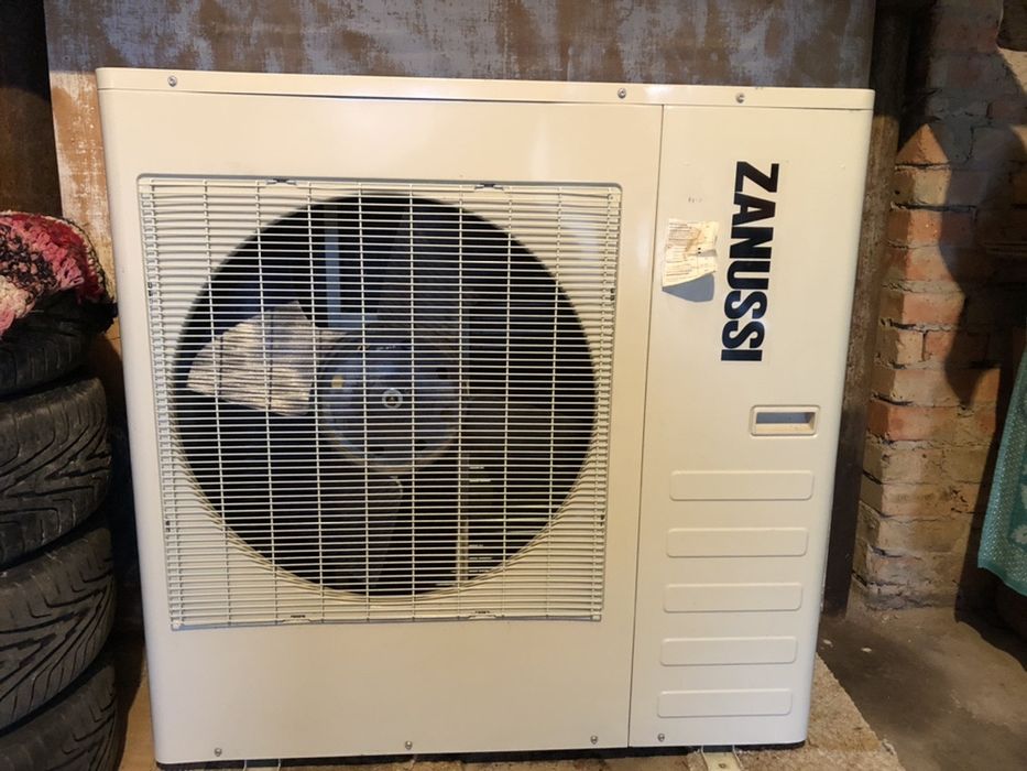 Кондиціонер Zanussi підлогово-стельвого типу.