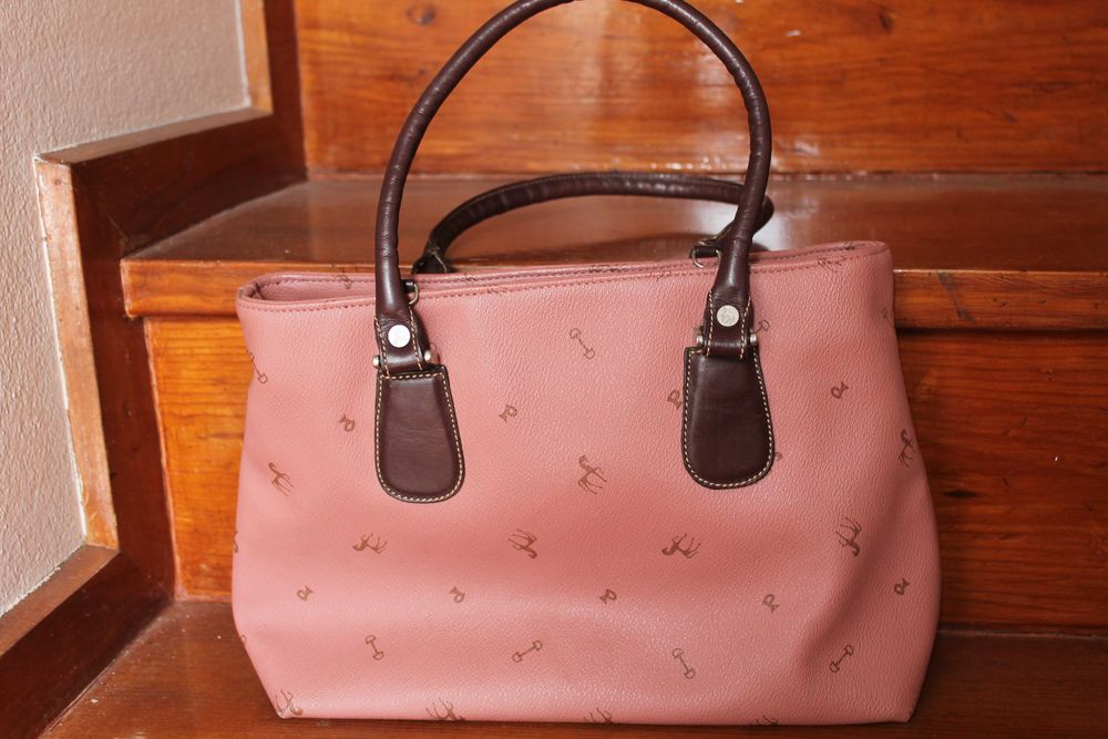 Mala em pele em excelente estado, da marca espanhola Petusco