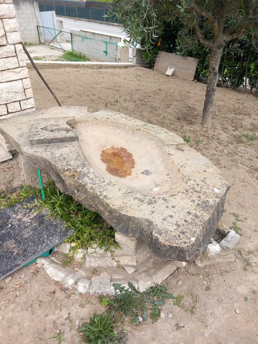 Pia de pedra parideira