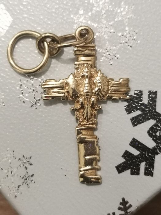 Złota zawieszka – krzyż z ornamentalnym orłem, złoto 585