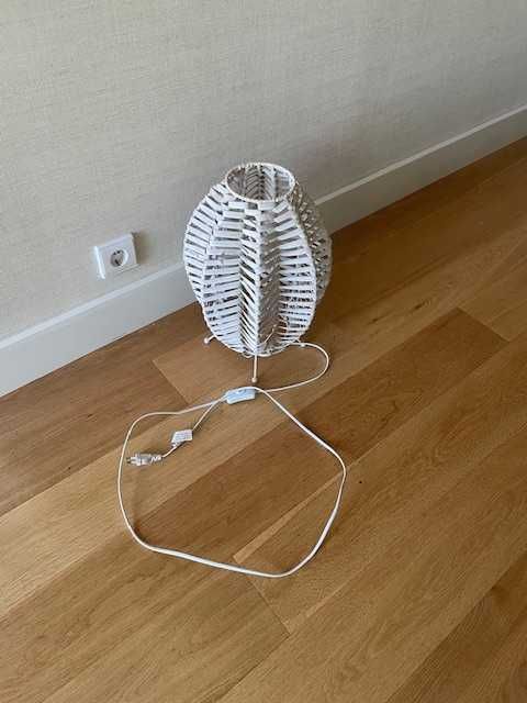 Candeeiro de mesa em metal / verga branco