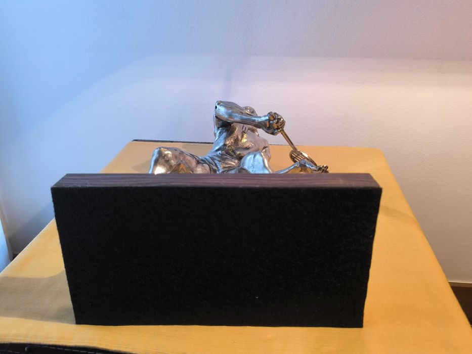 Escultura em metal prateado de jogador de ténis, com base em madeira