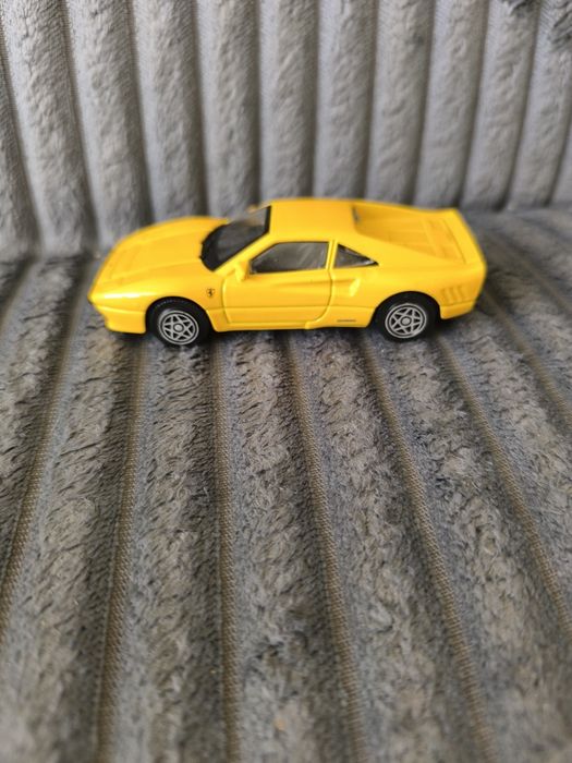 Maly samochodzik zabawka ferrari, resorak