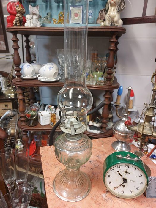 Candeeiro a petróleo em vidro, com um design elegante e clássico